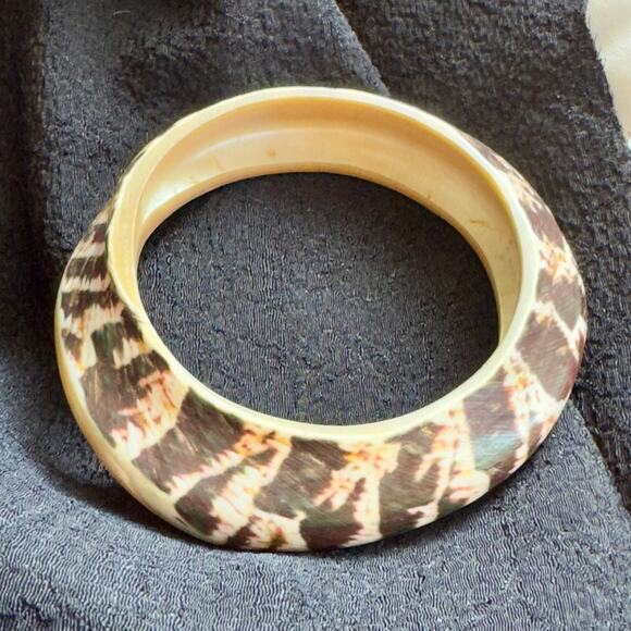 Vintage Carved Tiger Cowrie Polished Shell Bangle Bracelet Mother of Pearl Boho - Picture 6 of 14